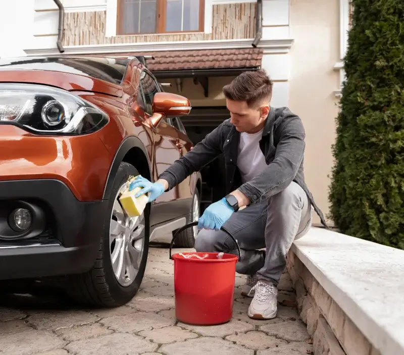 Lavage auto à domicile Barembach : professionnel intervenant sur un véhicule